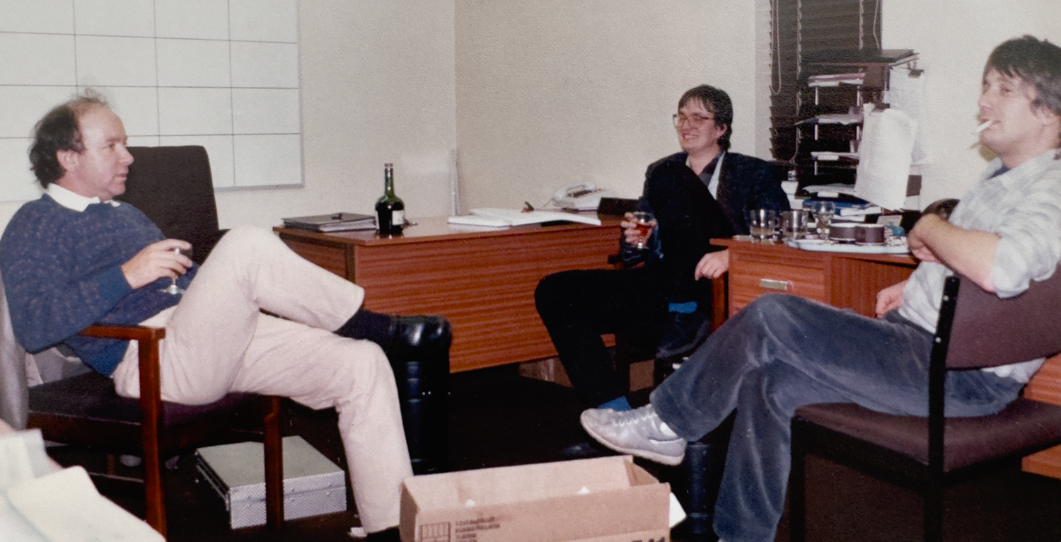 Roger en team drinken een 'snel drankje' op kantoor