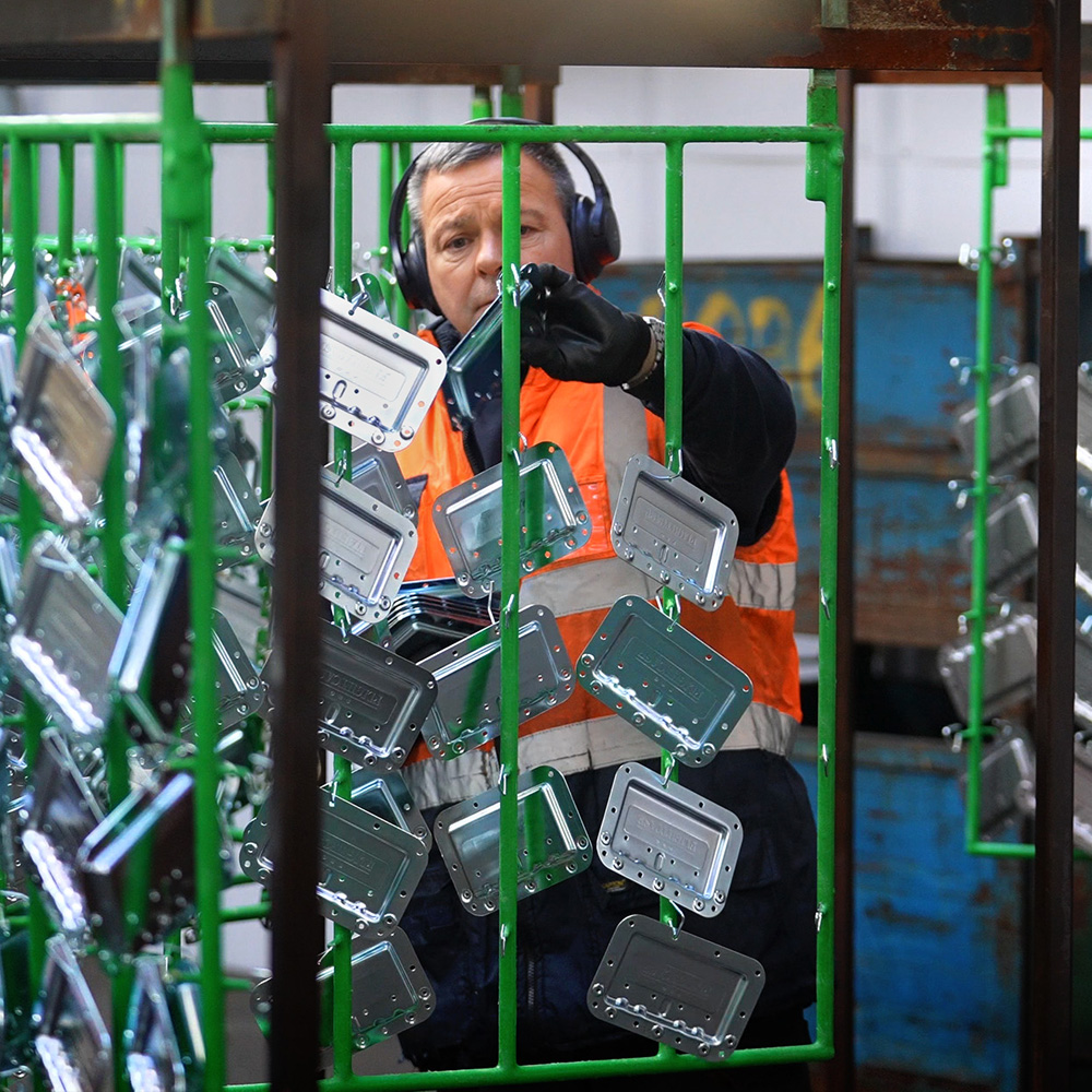 Man inspecteert kofferhandvatten