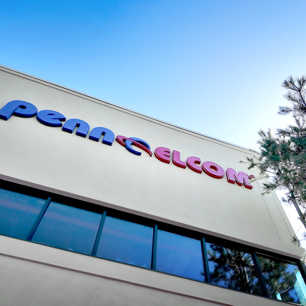 Penn Elcom logo op wit gebouw tegen blauwe lucht