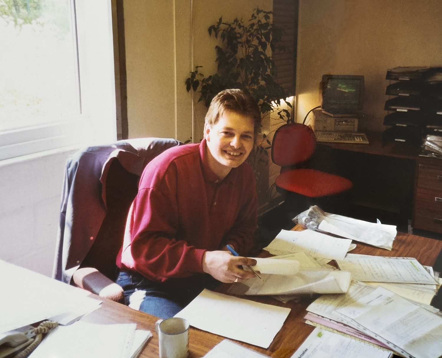 Alan Theobald op kantoor