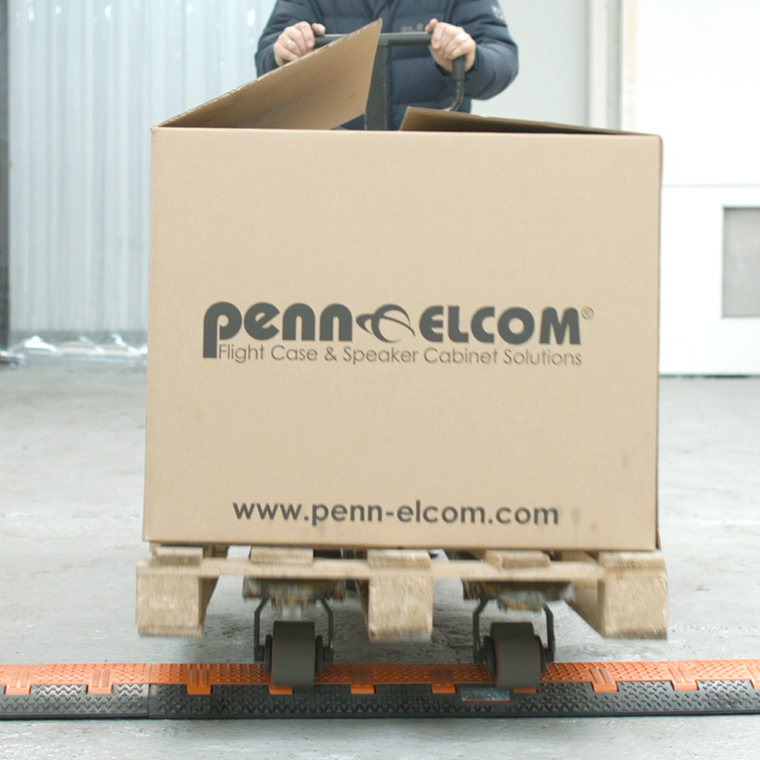 Kist met Penn Elcom-logo die op een trolley wordt geduwd