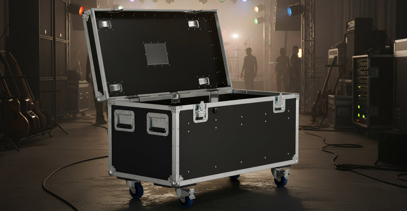 Zwarte flightcase met open deksel en Penn Elcom-hardware achter de schermen bij een evenement.