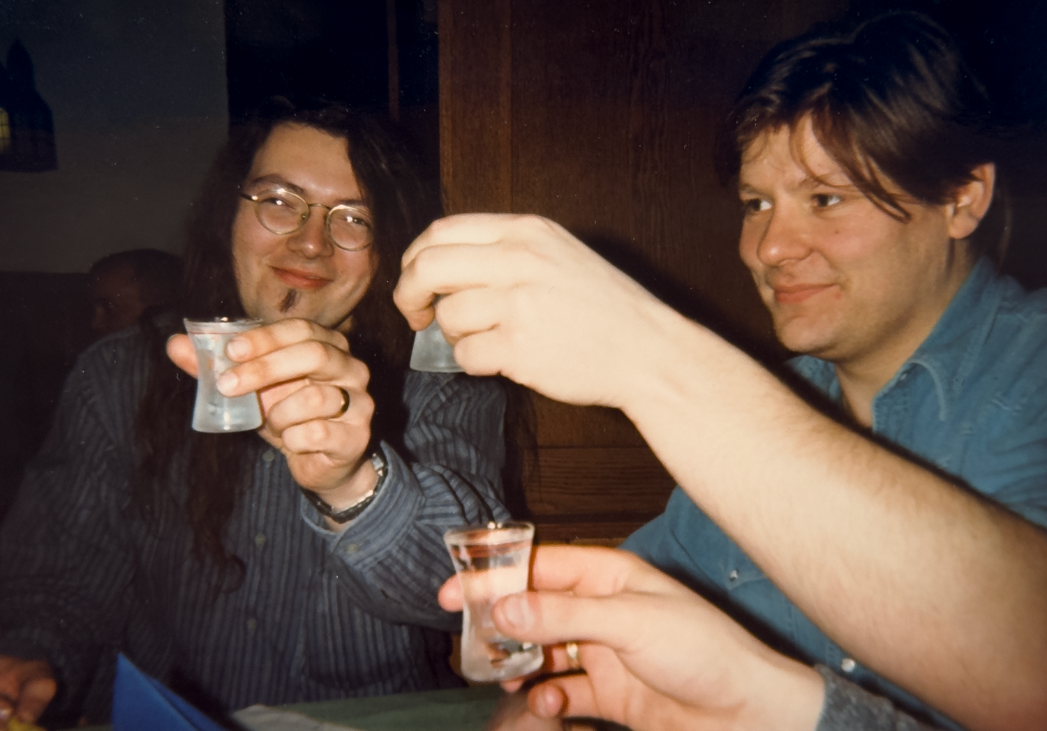 Proost! Productontwerper James Hatton geniet van een shotje tequila met het team