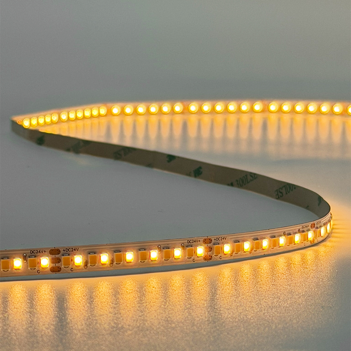 LEDPL-TW-922935-16W LED-strip ingeschakeld met warm licht