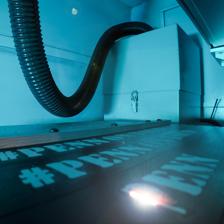 Penn Elcom-logo wordt met een laser op het paneel ge&euml;tst