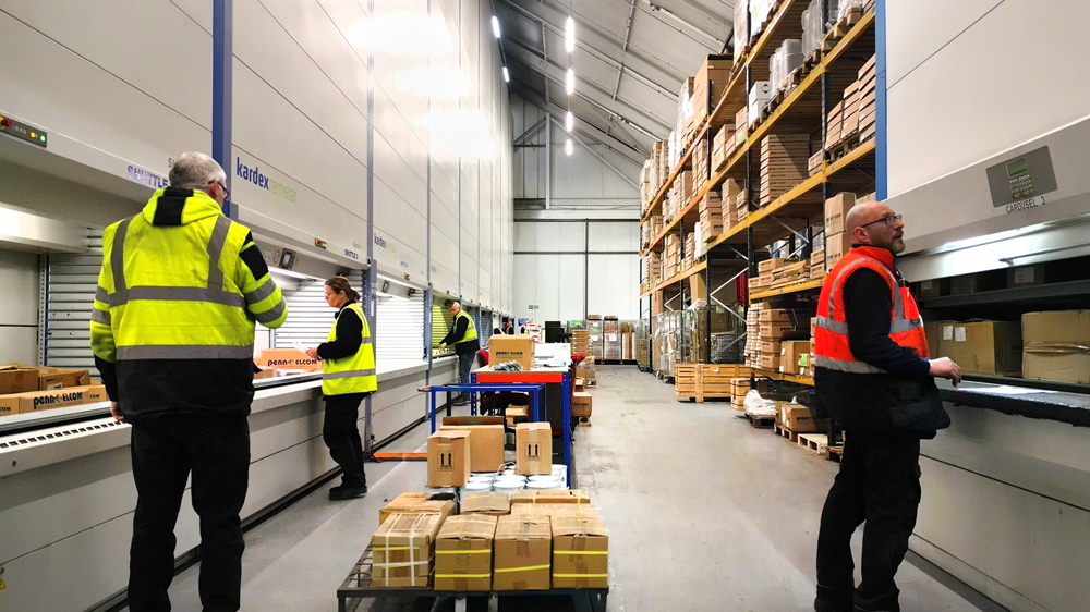 Penn Elcom Washington UK Shuttle-opslag en mensen die producten voor verzending verzamelen