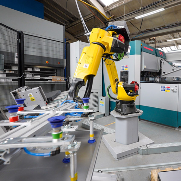 Ż&oacute;łty robot z ramieniem robota w akcji w Penn Elcom
