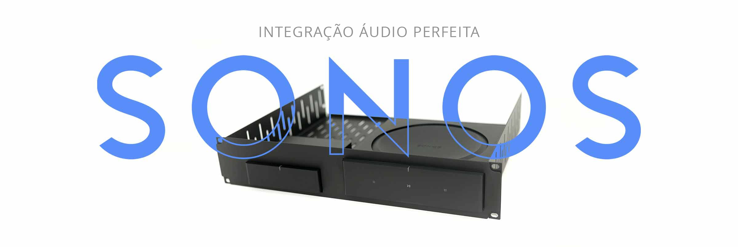 prateleira preta com dispositivos SONOS AV montados