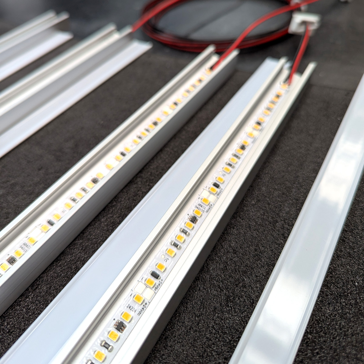 Zbliżenie na taśmę LED zamontowaną w aluminiowym profilu w celu instalacji.