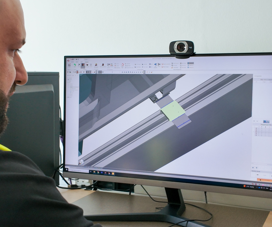 Maatwerkproductie met close-up op het scherm van het metaalbewerkingsontwerp