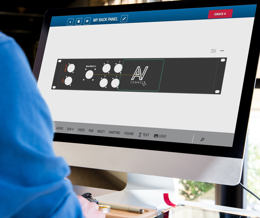 Scherm van Panel Designer op de computer waarop te zien is hoe een op maat gemaakt 19 inch rackpaneel wordt ontworpen